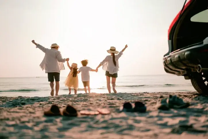 rodzinka biegnąca po plaży